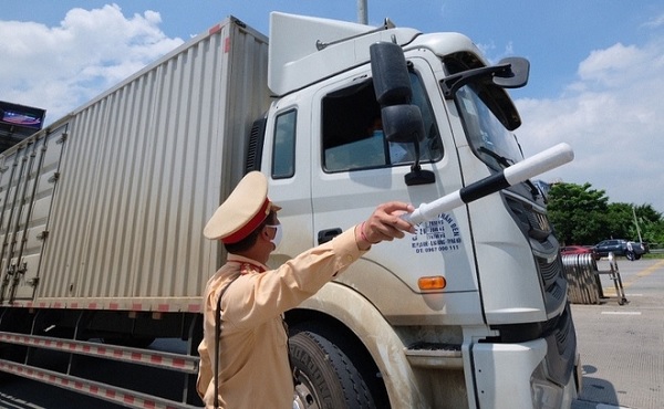 Xe tải chở hàng hóa phục vụ sản xuất và kinh doanh có giấy nhận diện còn thời hạn được phép lưu thông