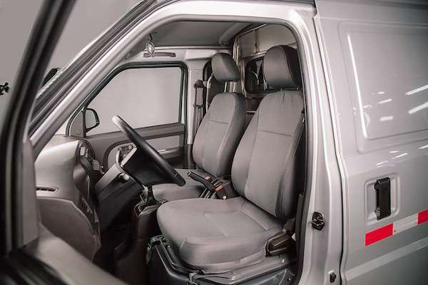Xe tải dưới 1 tấn Wuling Brilliance Van có ghế ngồi bọc nỉ, trang thiết bị giải trí cơ bản